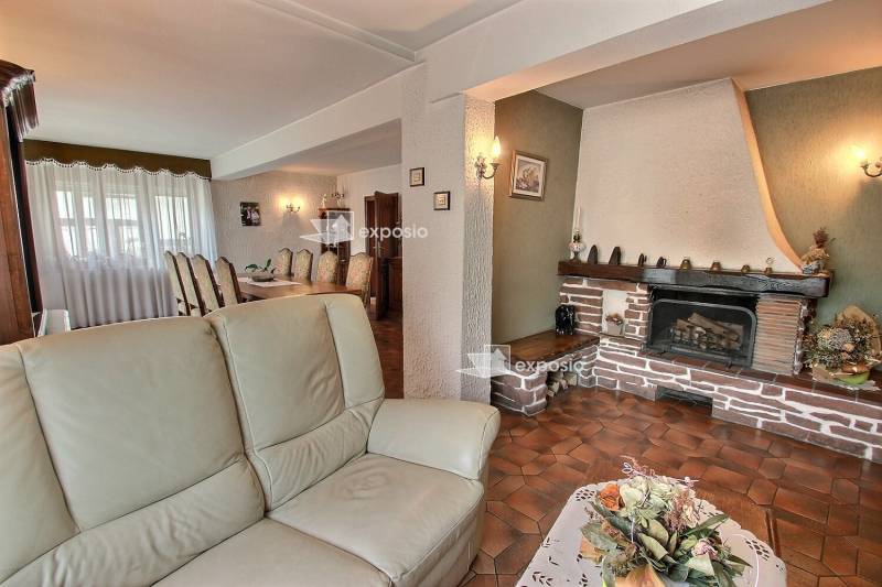 A vendre, pour investisseurs ensemble immobilier, maison de 240 m² et d'un immeuble de 762 m² à WOERTH