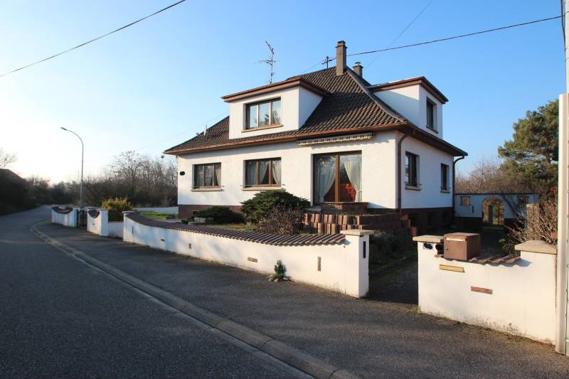 A vendre, maison de 146 m² comprenant 8 pièces, 4 chambres sur un terrain de 6,38 ares sur KALTENHOUSE