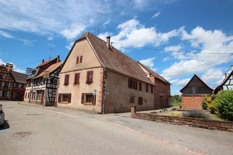 A vendre, pour investisseurs ensemble immobilier, maison de 240 m² et d'un immeuble de 762 m² à WOERTH