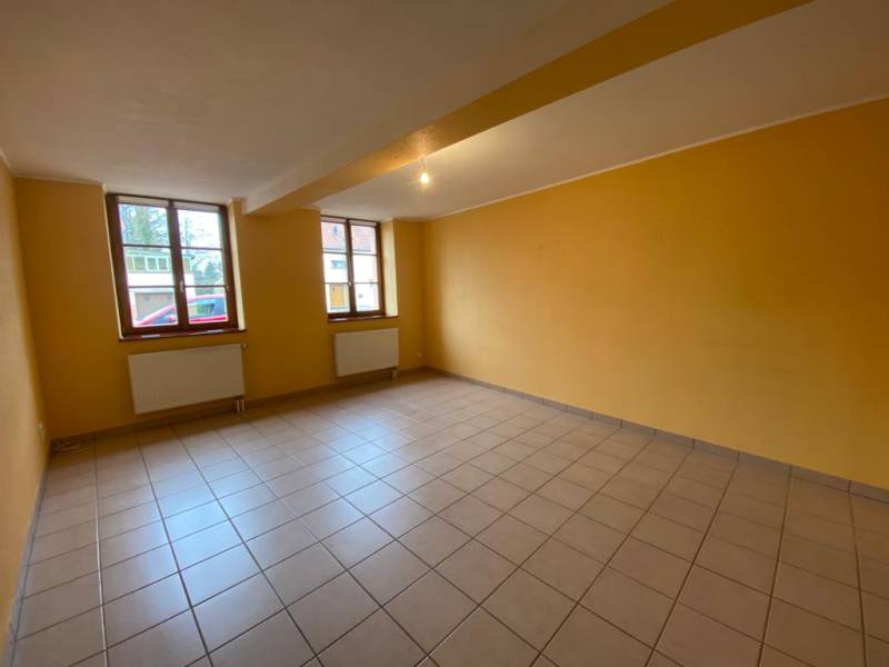 En location dans notre agence immobilière un appartement de 2 pièces avec 1 chambre et une superficie de 53 m² sur HARSKIRCHEN près de Phalsbourg