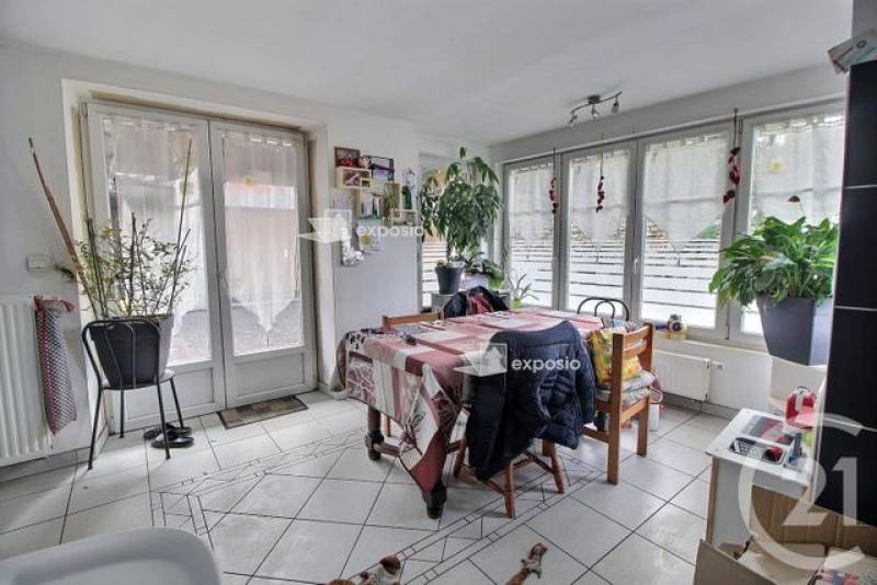 A vendre maison de  5 pièces avec 3 chambres et une superficie de 140 m²  à REUTENBOURG