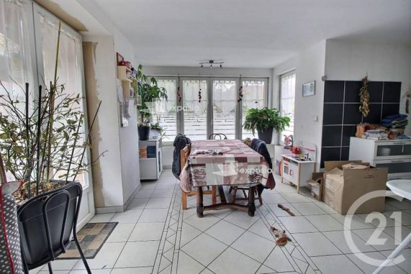 A vendre maison de  5 pièces avec 3 chambres et une superficie de 140 m²  à REUTENBOURG